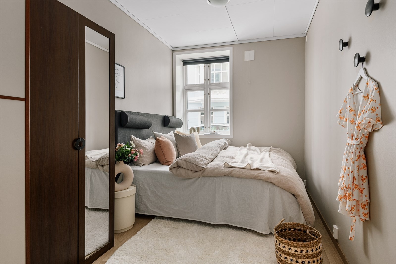 Lekkert og lyst soverom med god plass til dobbeltseng og tilhørende skapmøblement. Galleribilde