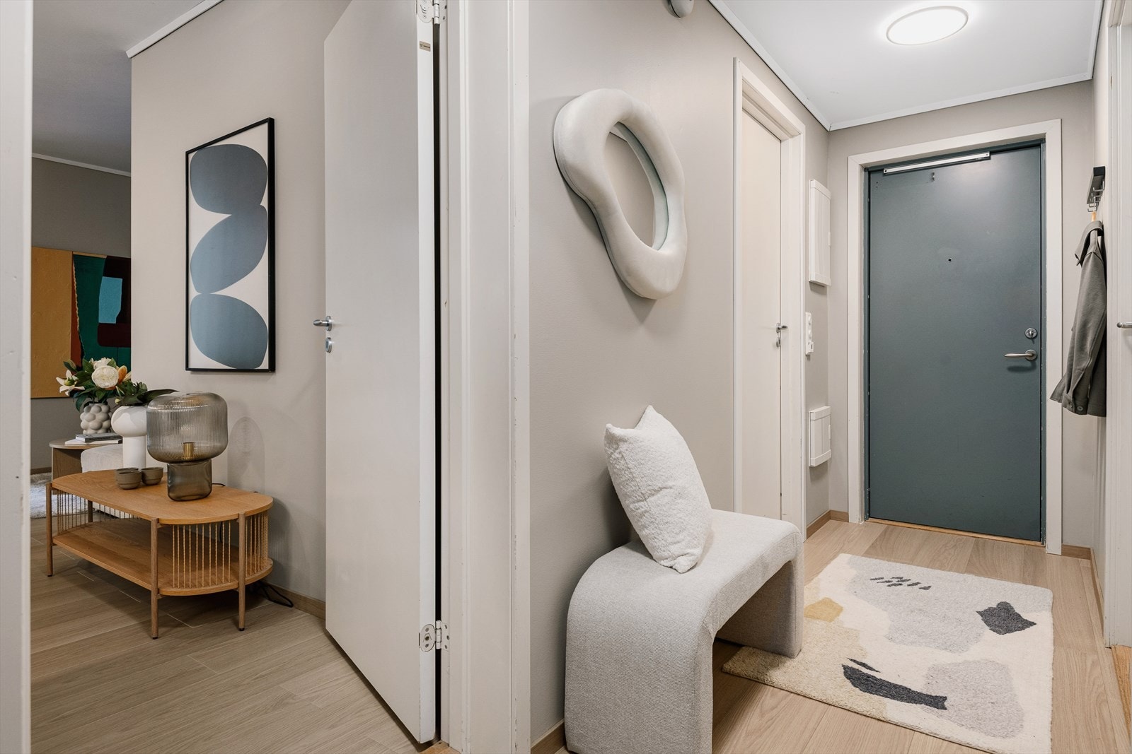 Leiligheten har et innbydende inngangsparti. Galleribilde