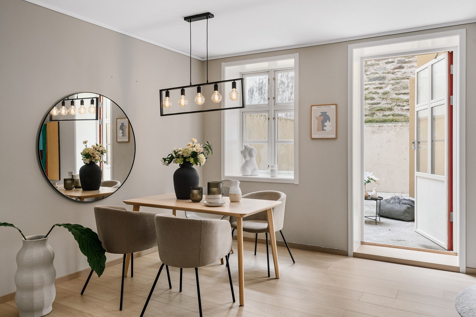 Her får du en lys leilighet med flott laminat på gulv og vegger malt i moderne farger. Galleribilde