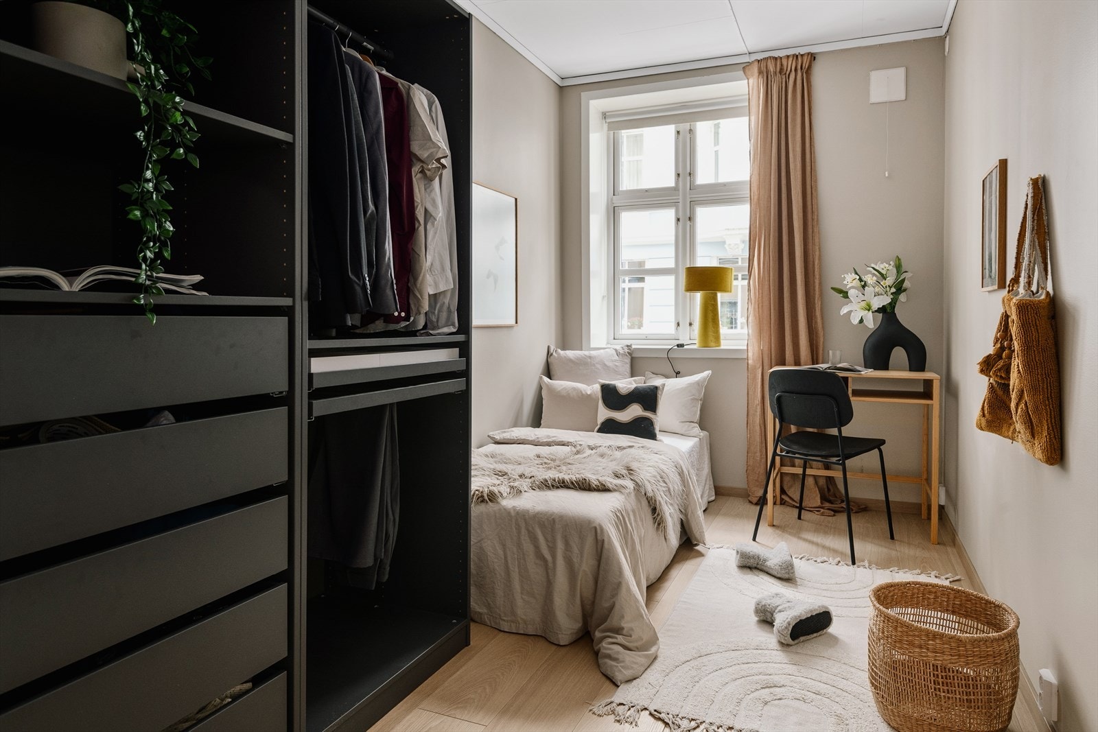 Leiligheten har 3 romslige soverom med god plass til skapmøblement. Galleribilde