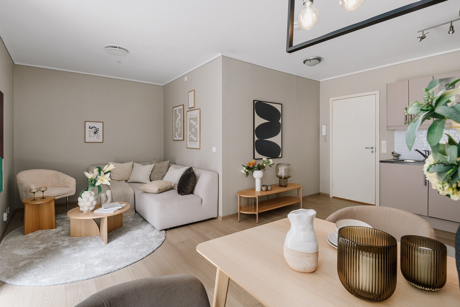 Den åpne stue-kjøkkenløsningen skaper en sosial og hyggelig atmosfære. Galleribilde