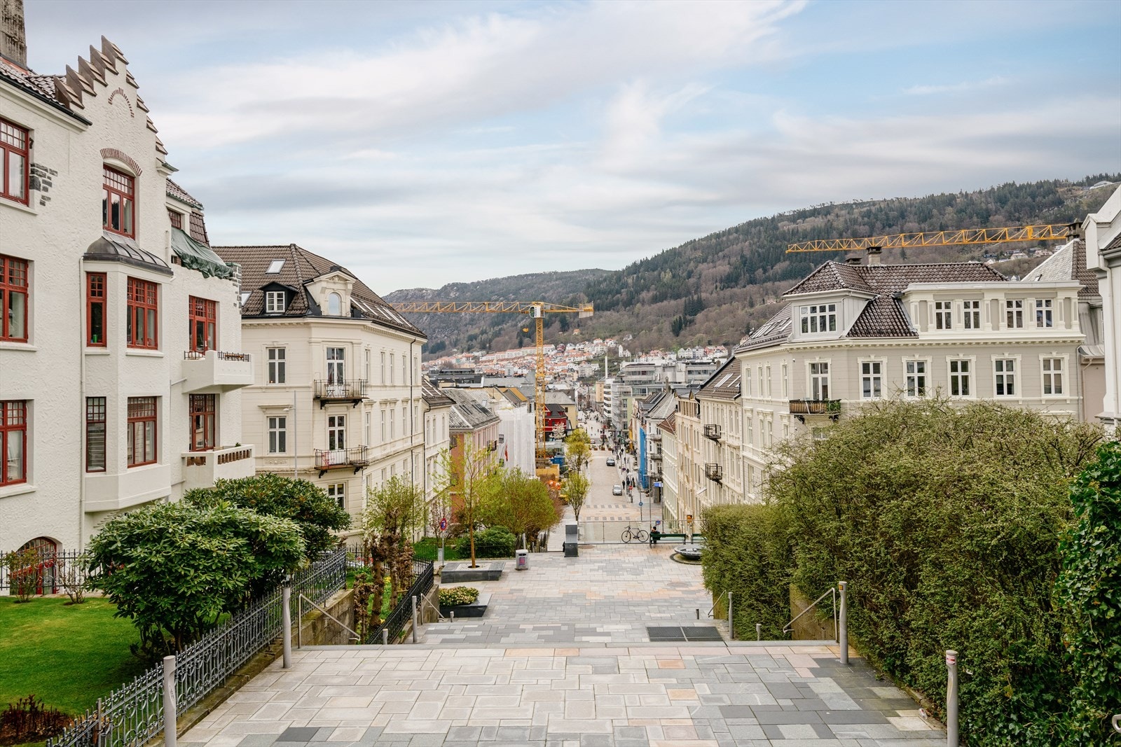 Nærområdet byr på et yrende folkeliv med en rekke ulike butikker, koselige kaféer, velkjente restauranter og populære utesteder. Galleribilde