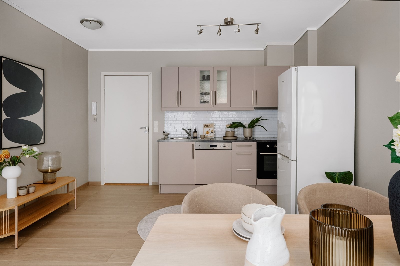 Moderne og sosial stue- kjøkkenløsning. Galleribilde