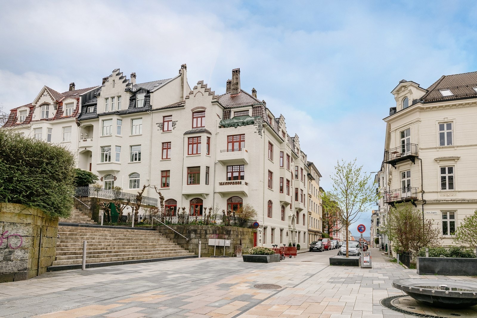 Her har man alt av fasiliteter, servicetilbud og transportmuligheter like utenfor døren. Perfekt for den urbane som ønsker nærhet til alt det Bergen har å by på! Galleribilde