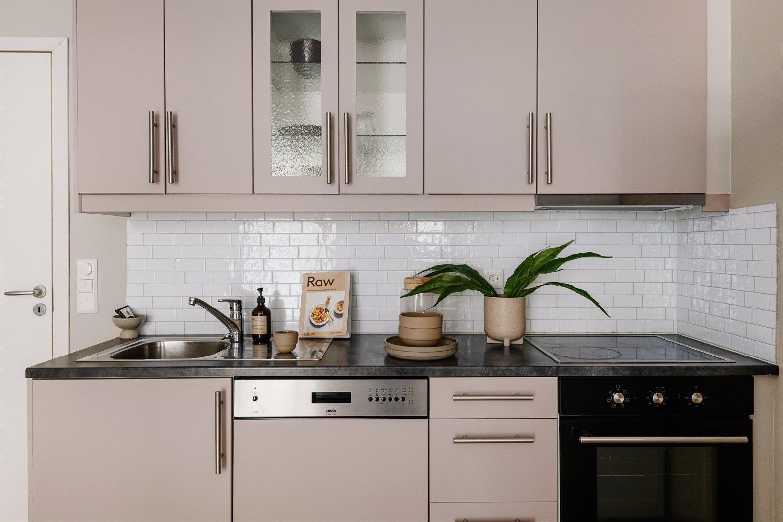 Her får du et pent kjøkken med lyse og glatte fronter, og laminert benkeplate. Galleribilde