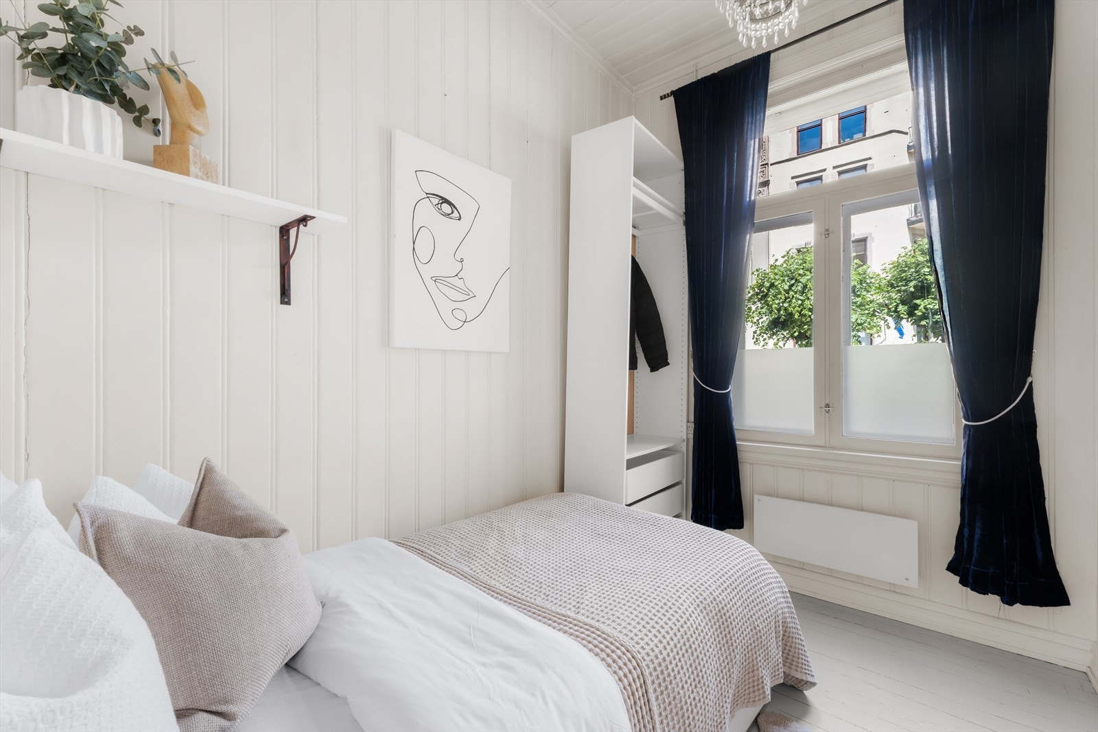 Også her slipper de store vindusflatene inn rikelig med naturlig lys, noe som gjør rommet både lyst og luftig. Galleribilde