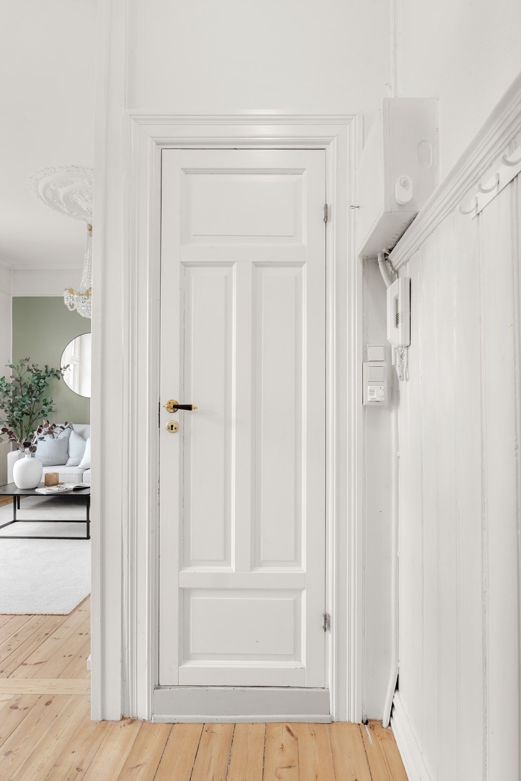 Velkommen inn!
Entréen er funksjonell med plass til både knaggrekke og skoskap. Det er installert dørcalling for enkel kommunikasjon med besøkende. Galleribilde