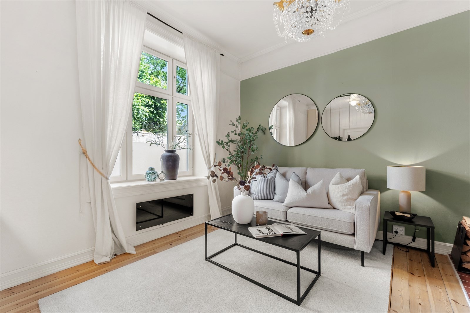 Store vindusflater slipper inn rikelig med naturlig lys. Galleribilde