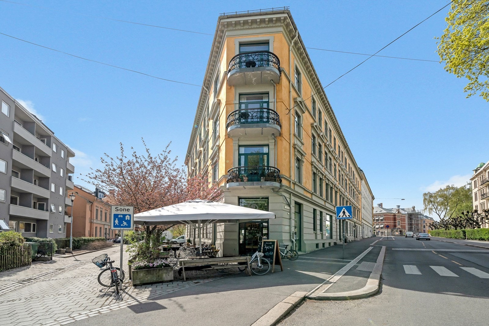 Leiligheten har en svært sentral og rolig beliggenhet på Frogner, rett bak Slottet og med den vakre Slottsparken som nærmeste nabo. Bakeriet holder til i byggets næringsdel, som gir stabile leieinntekter til sameiet. Galleribilde