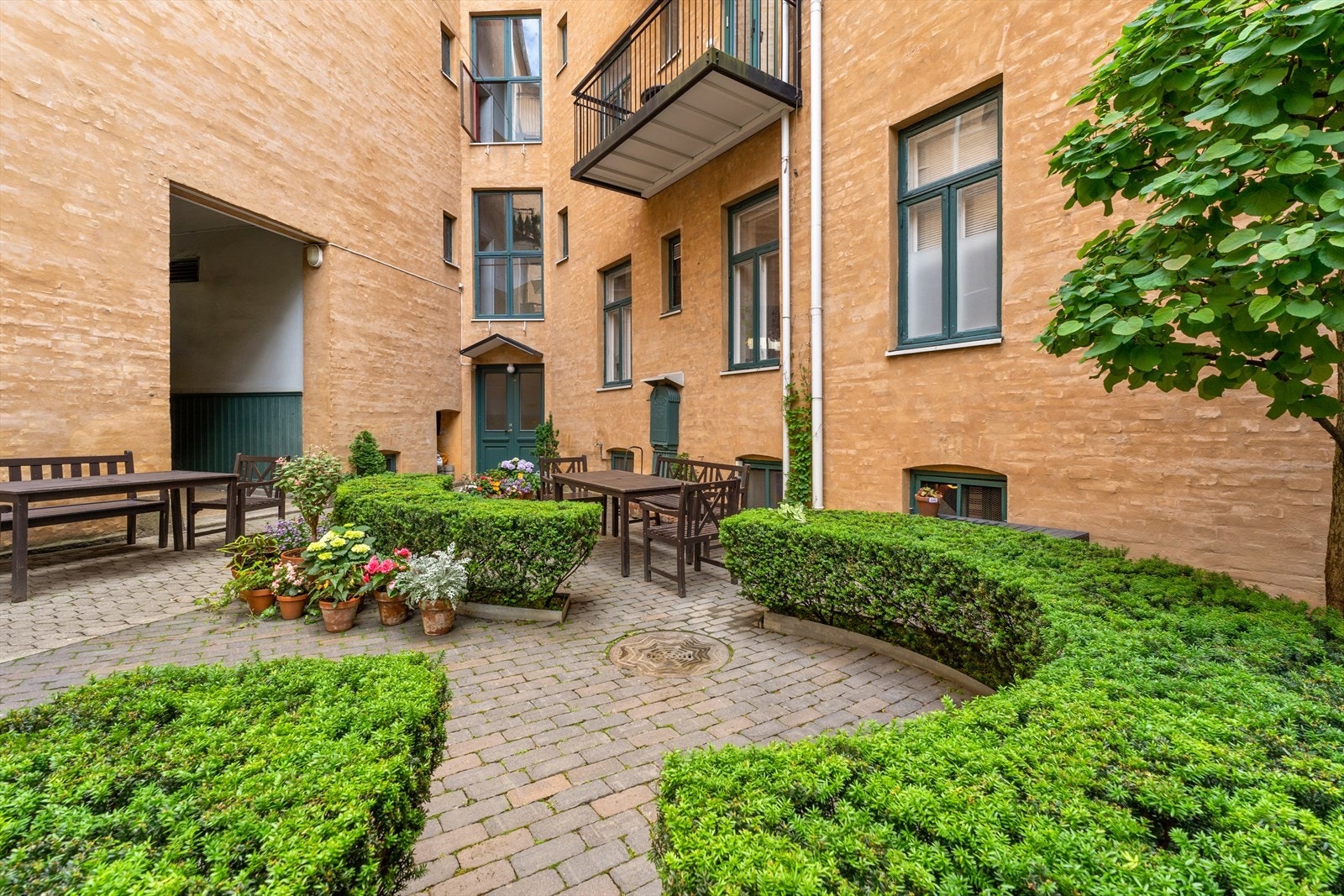 Bakgården har sittegrupper - et hyggelig uteområde for både hverdag og gjester. Galleribilde