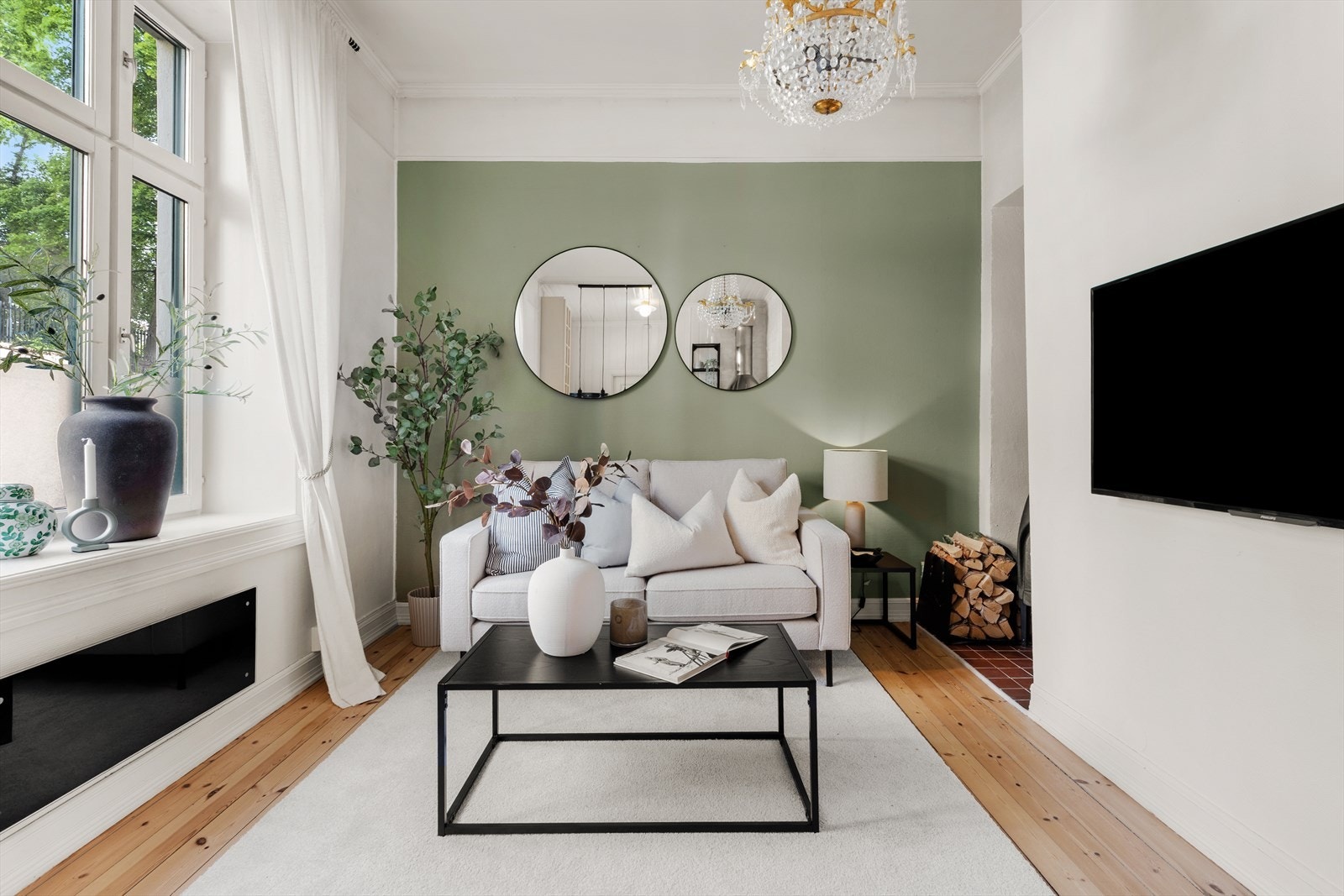 Leiligheten har en åpen og luftig stue- og kjøkkenløsning, med plass til sofa, sofabord og øvrig møblement. Galleribilde