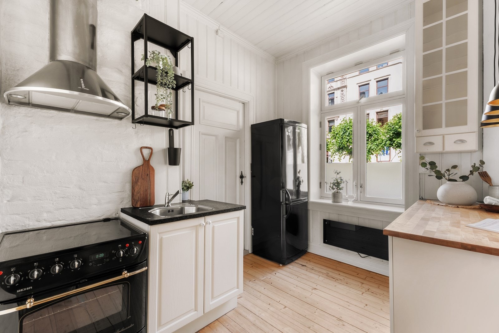 Kjøkkenet er innredet med profilerte fronter, laminat benkeplate og frittstående hvitevarer. Galleribilde