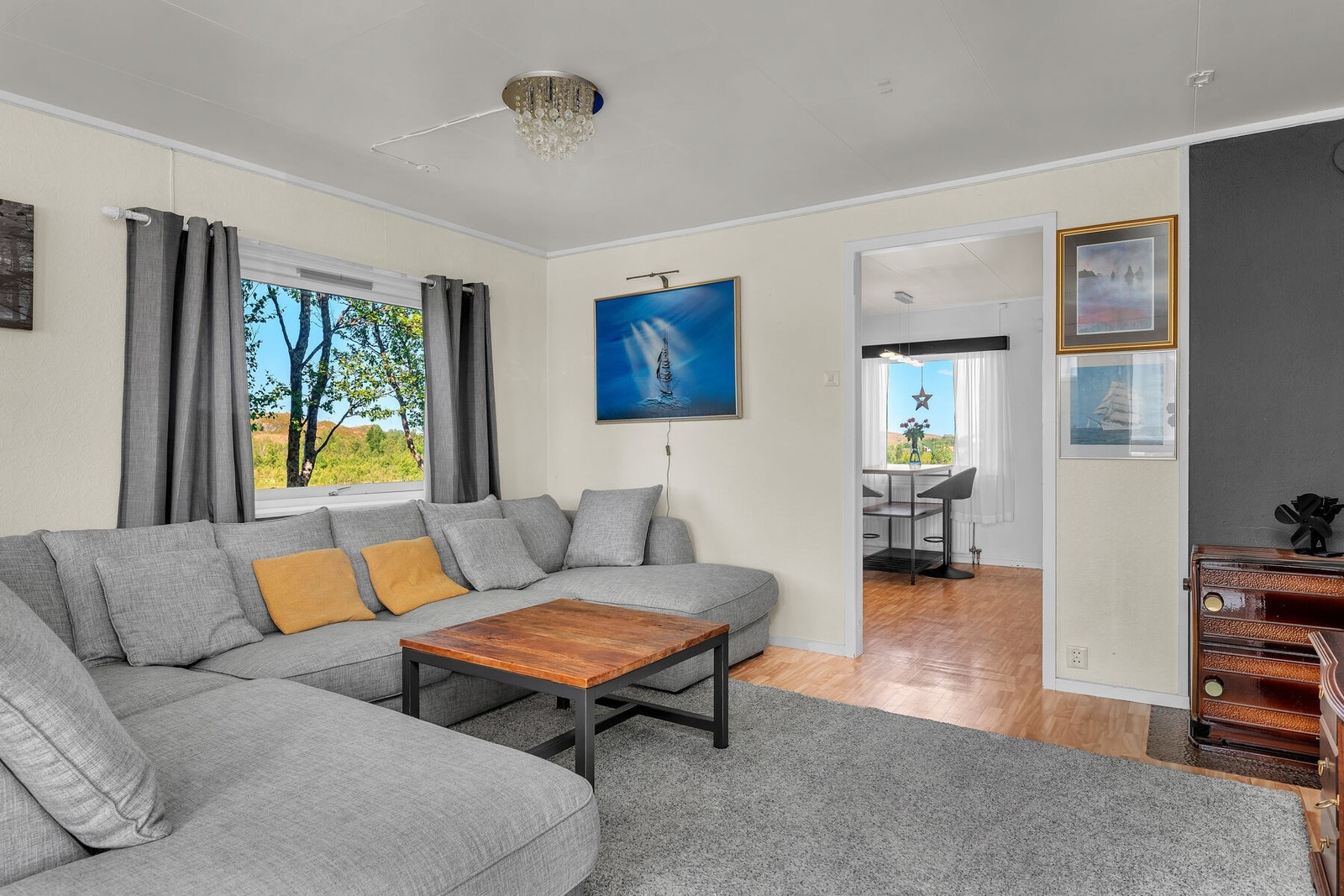 Kjøkken og stue er adskilt, noe som gir mulighet for skjermet matlaging og en mer tydelig sone for avslapning. Galleribilde