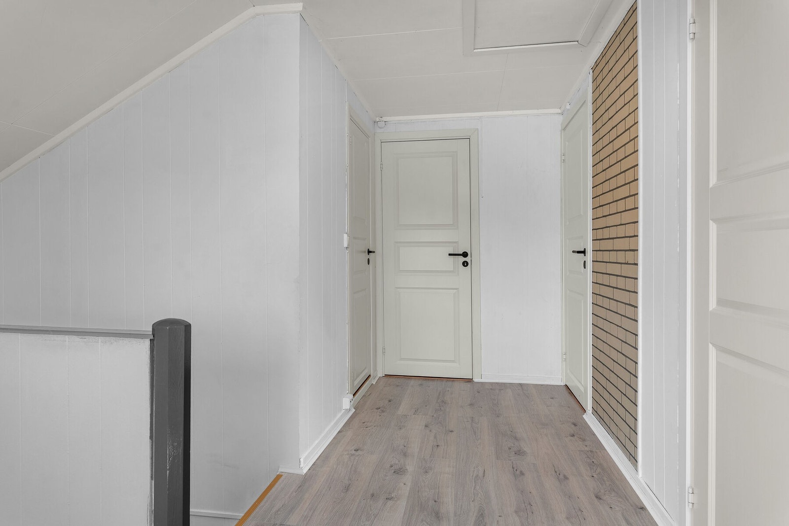 I 2025 ble det satt inn nye profilerte dører med listverk i 2. etasje. Galleribilde