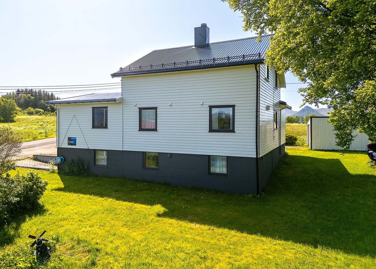 Rundt boligen er det opparbeidet hage med plen, busker og trær. For øvrig er eiendommen naturtomt. Galleribilde