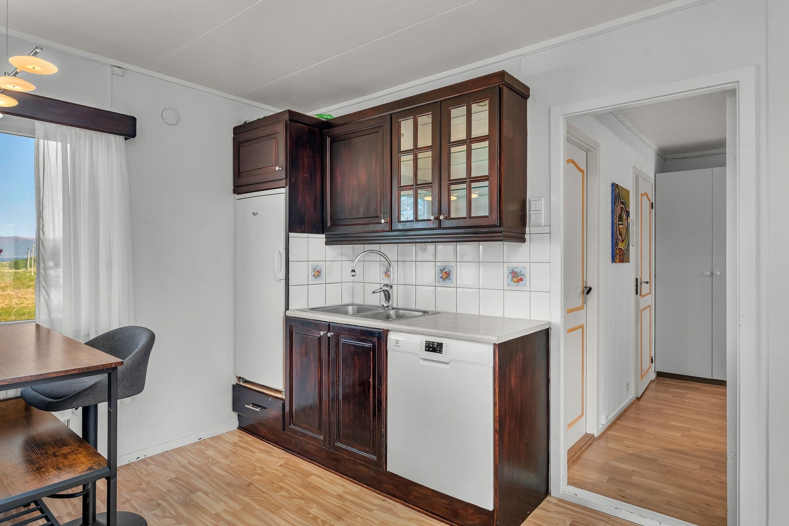 Hallen har videre adkomst til kjøkkenet. Galleribilde