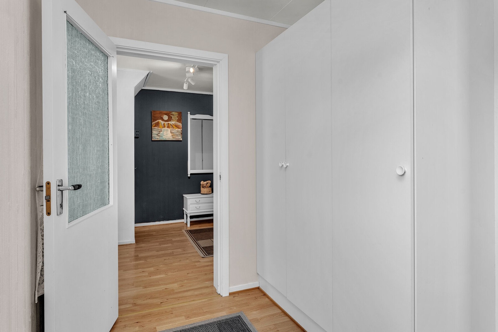 Entré med garderobeskap. Galleribilde