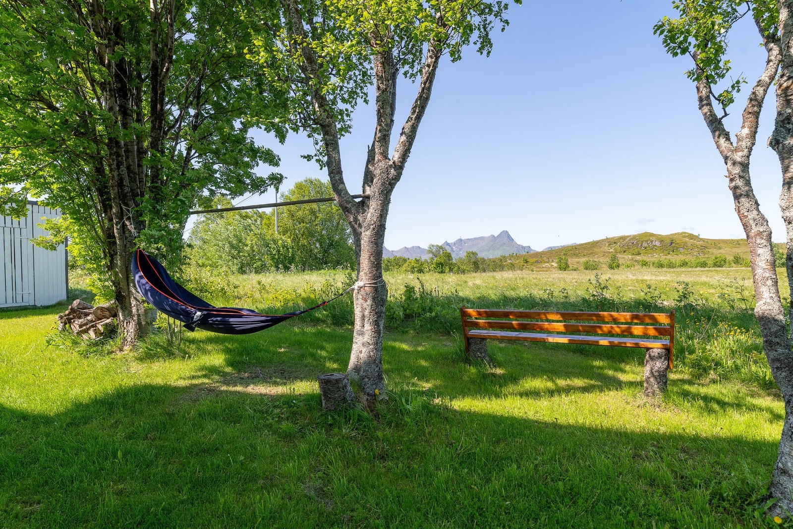 Dette er en eiendom for deg som ønsker å bo landlig og naturnært, men samtidig ha tilgang til nødvendige fasiliteter innen rimelig avstand, med ca. 12 min med bil til Myre. Galleribilde