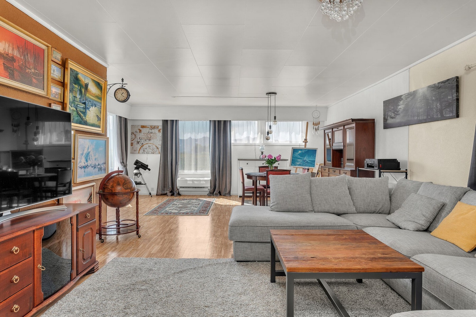 Stor stue med gode lysforhold og utsyn mot naturen. Galleribilde