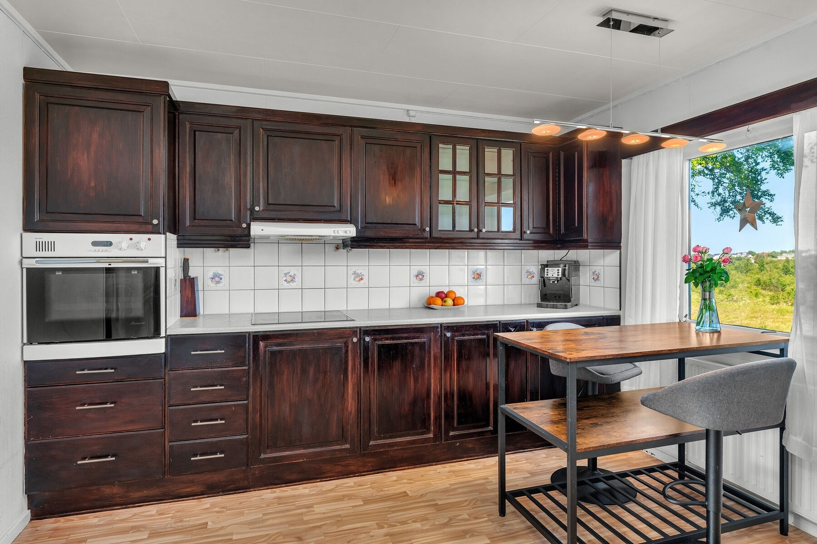 Hyggelig spiseplass på kjøkkenet. Galleribilde