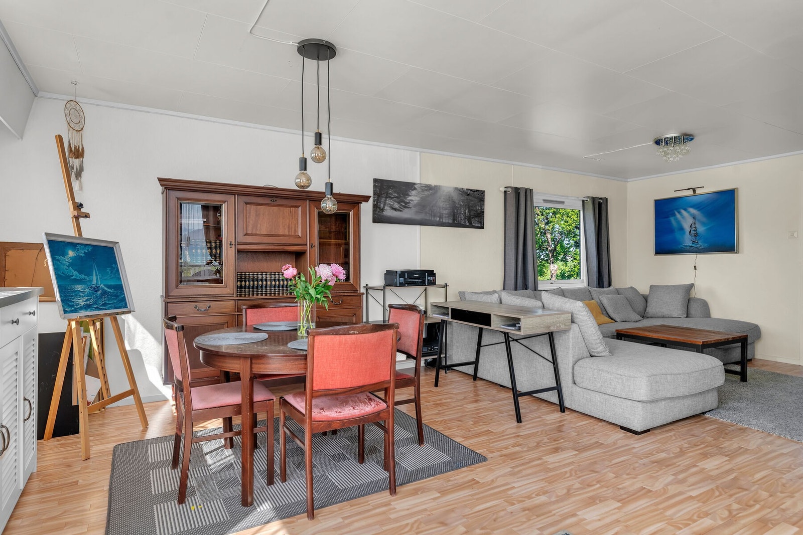 Gode møbleringsmuligheter for sofakrok og spisegruppe. Galleribilde