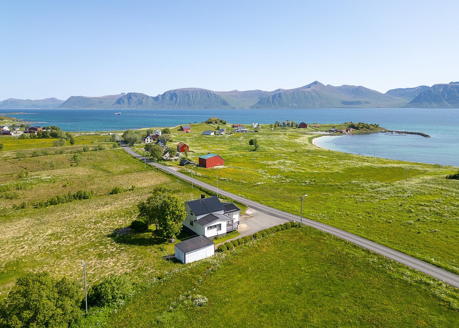 Gisløy | Romslig enebolig med garasje i landlige omgivelser, på stor tomt med fin utsikt og god solgang. Galleribilde