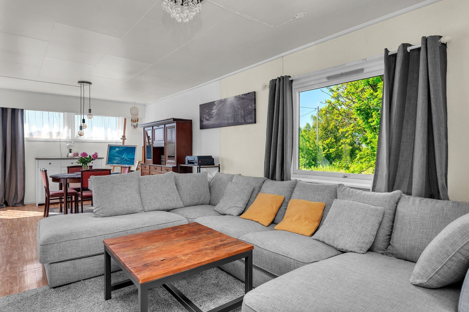 Oppholdsrommene er hovedsakelig lysmalt på vegger og i tak, og det er stedvis gulvbelegg og laminat på gulvene. Galleribilde