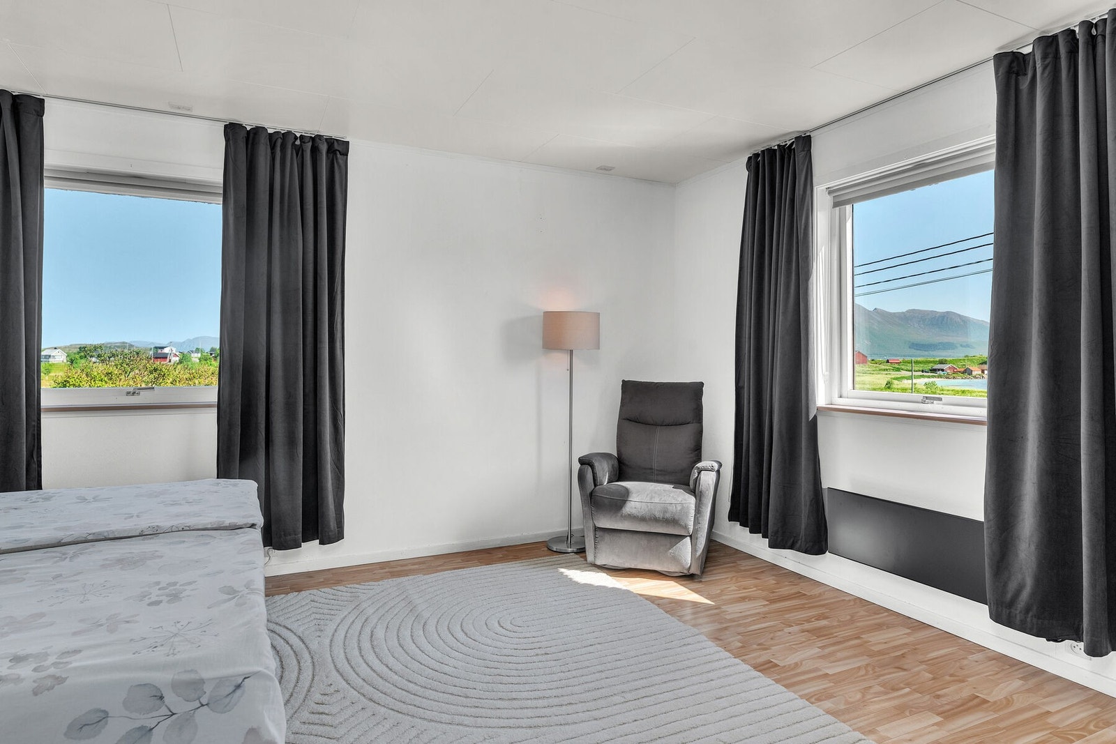 På det romslige hovedsoverommet våkner du opp til en fredelig og naturskjønn utsikt hver eneste dag - en perfekt start på morgenen. Galleribilde