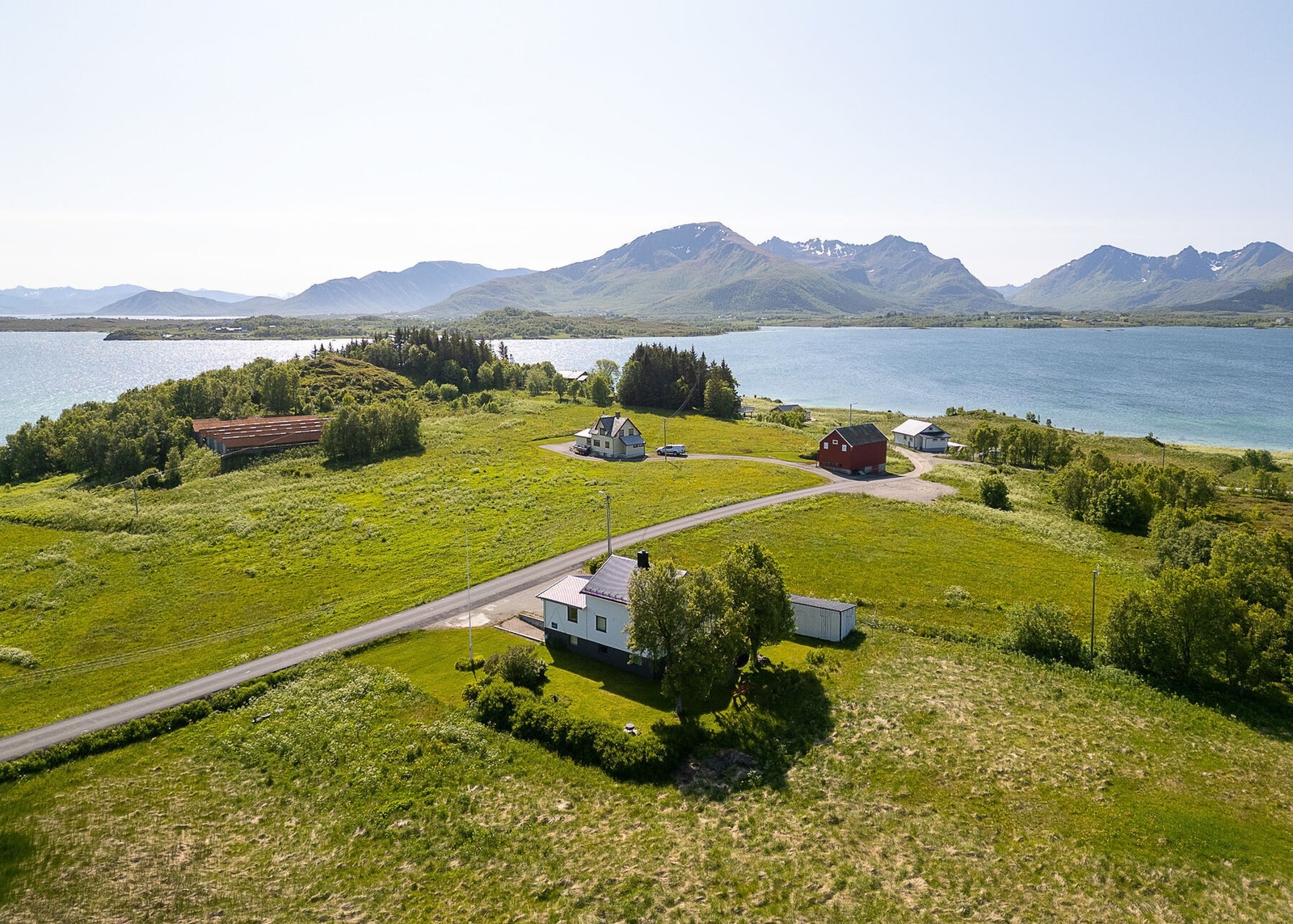Eiendommen sett fra lufta og nærområdet rundt. Galleribilde