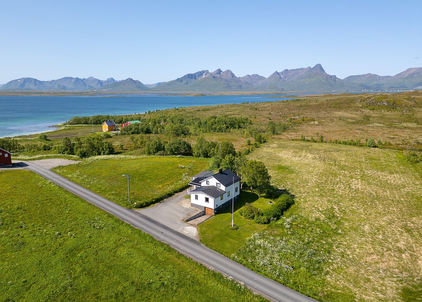 Rett utenfor døren finner du flotte turmuligheter, både i marka og ved sjøen. Galleribilde