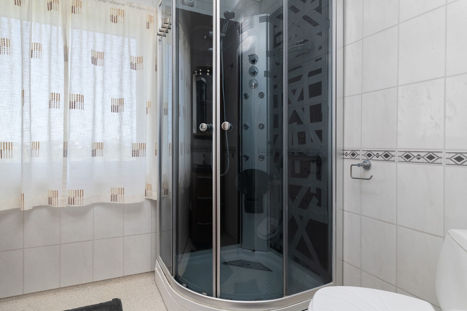 Badet har adkomst fra hallen. Galleribilde