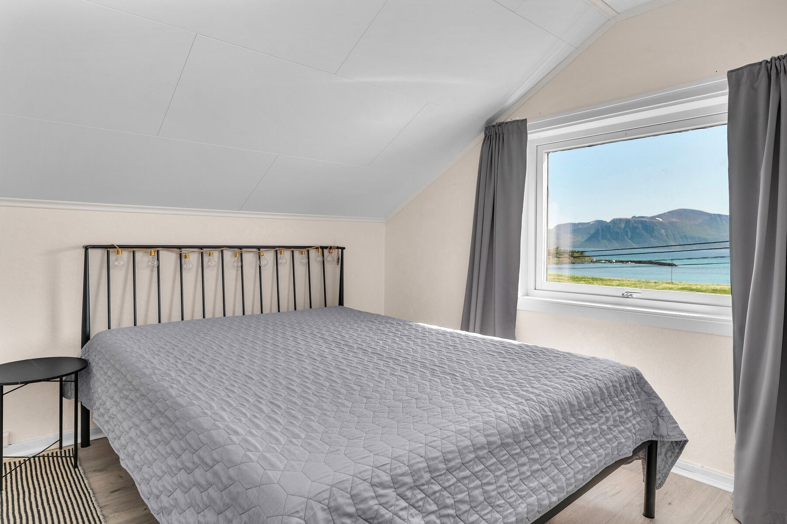 Soverom 2 med nydelig sjøutsikt. Galleribilde