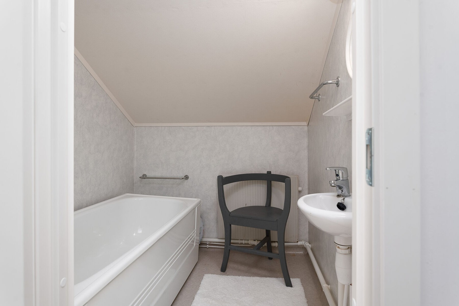 Badet i 2. etasje er utstyrt med servant og badekar. Galleribilde