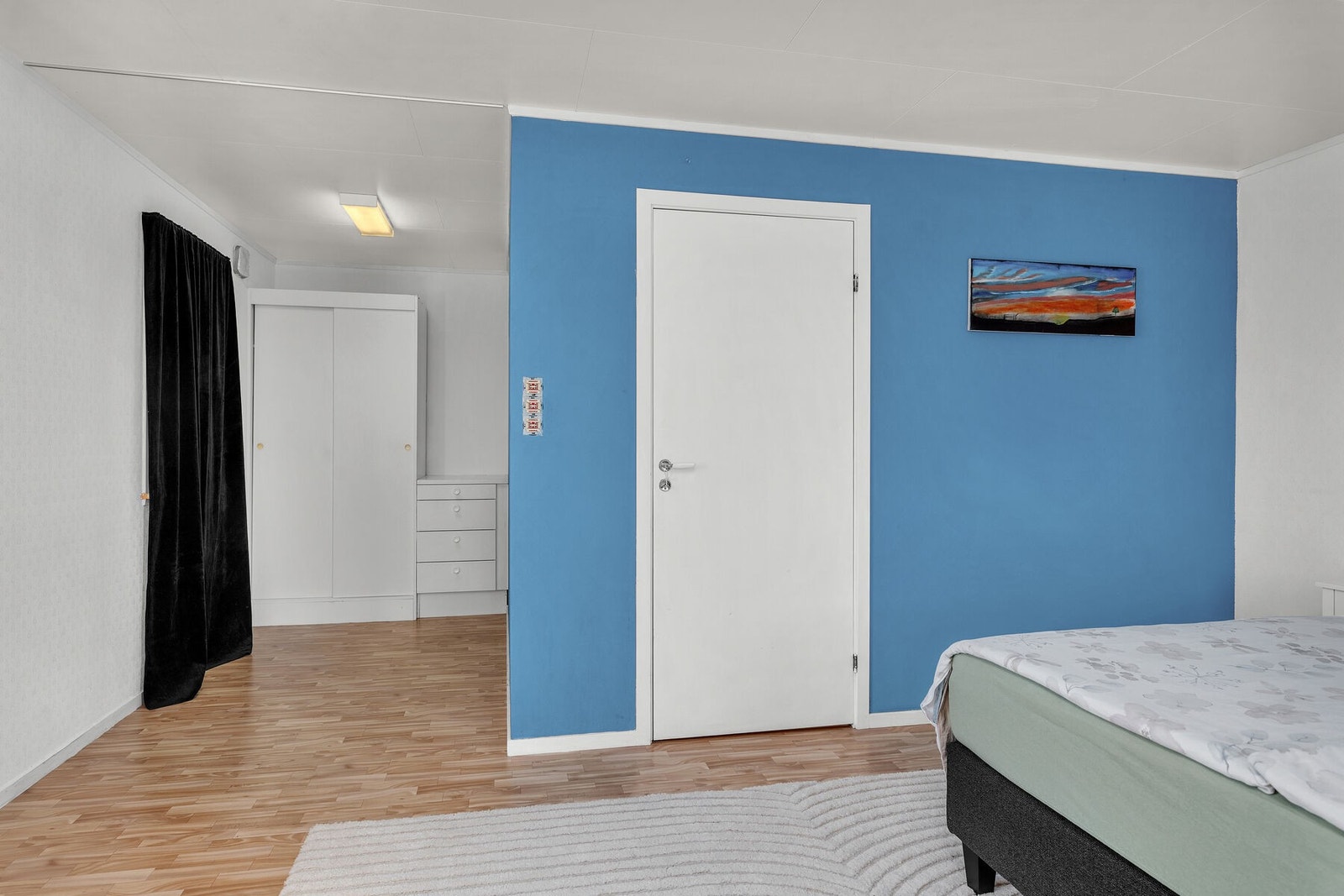 Hovedsoverommet har god plass til dobbeltseng, nattbord og garderobeløsning. Galleribilde