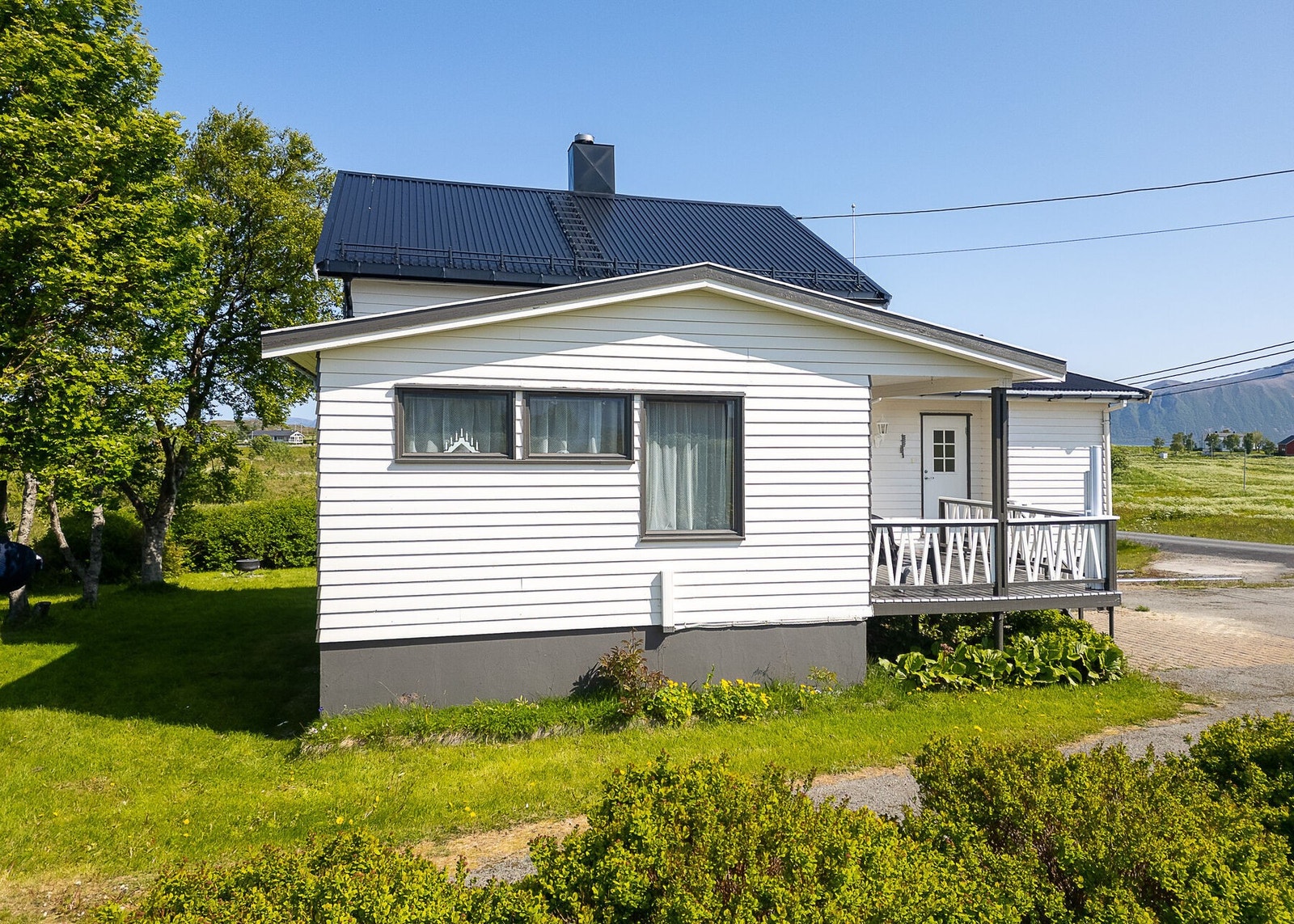 Fasade og uteområde. I 2019 ble det lagt ny taktekking på hoveddelen. Galleribilde