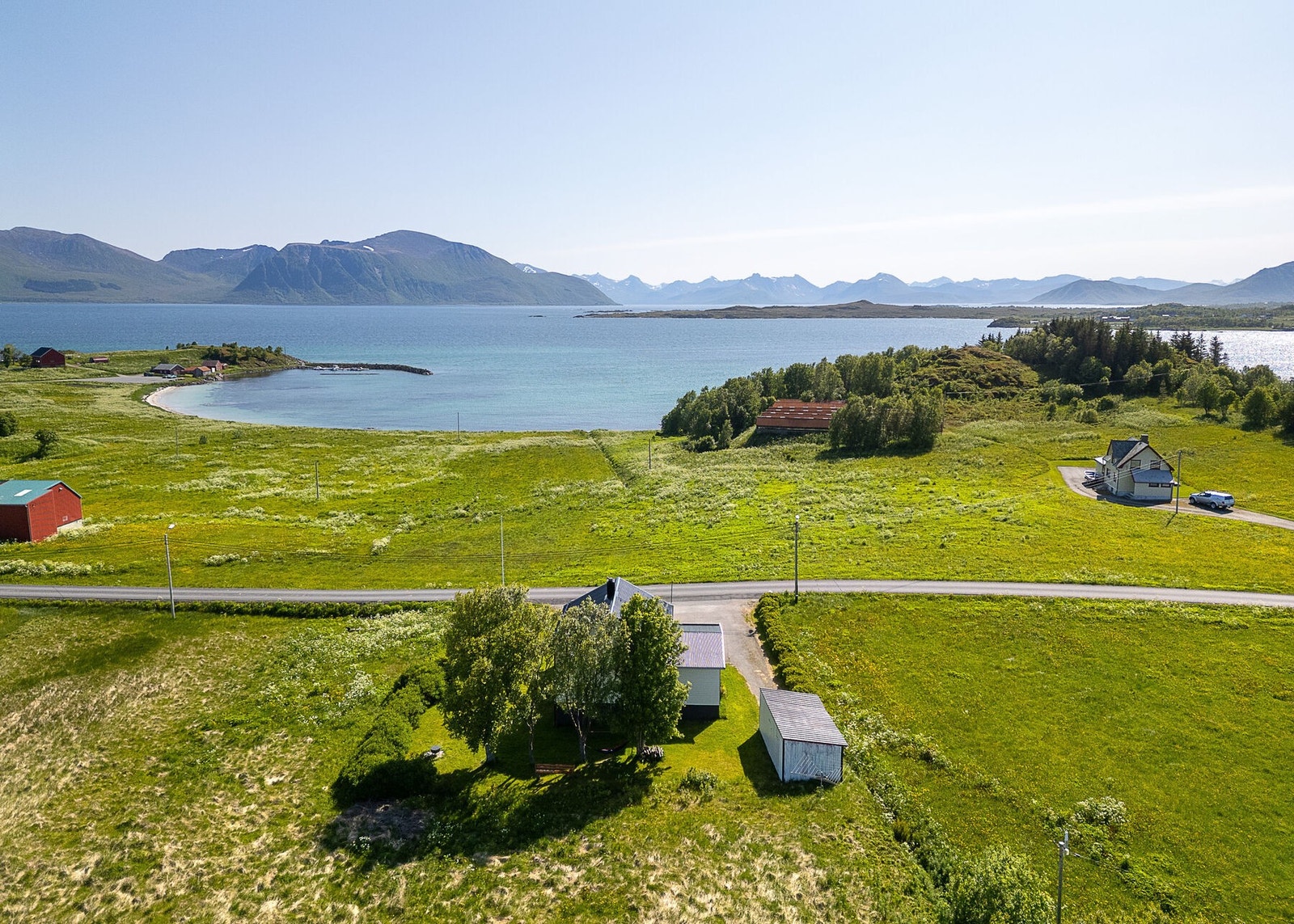 Eiendommen ligger fint og solrikt til på en utsiktstomt på Gisløy, i landlige omgivelser med spredt bebyggelse. Galleribilde
