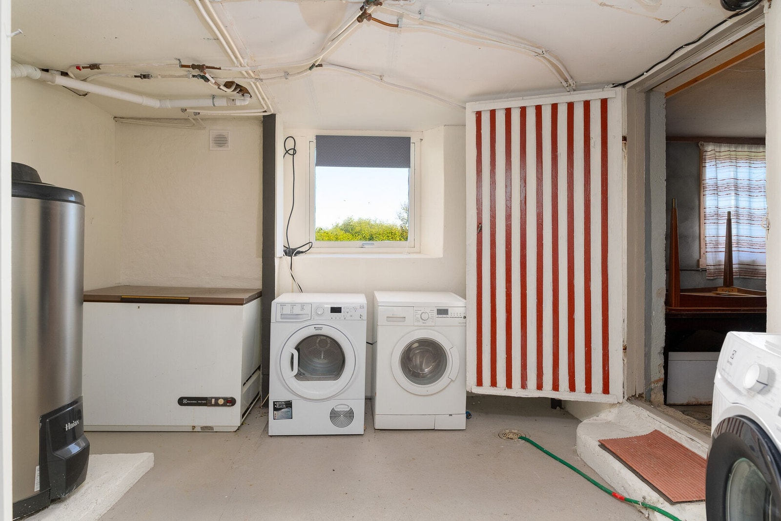 Vaskerom i kjeller med opplegg for vaskemaskin. Galleribilde