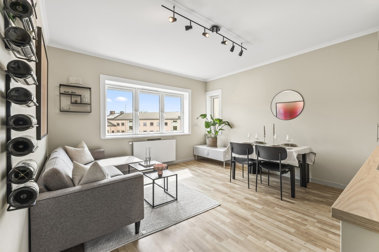 Boligen har en åpen stue-/kjøkkenløsning med store vindusflater, som gir rikelig med naturlig lysinnslipp. Galleribilde