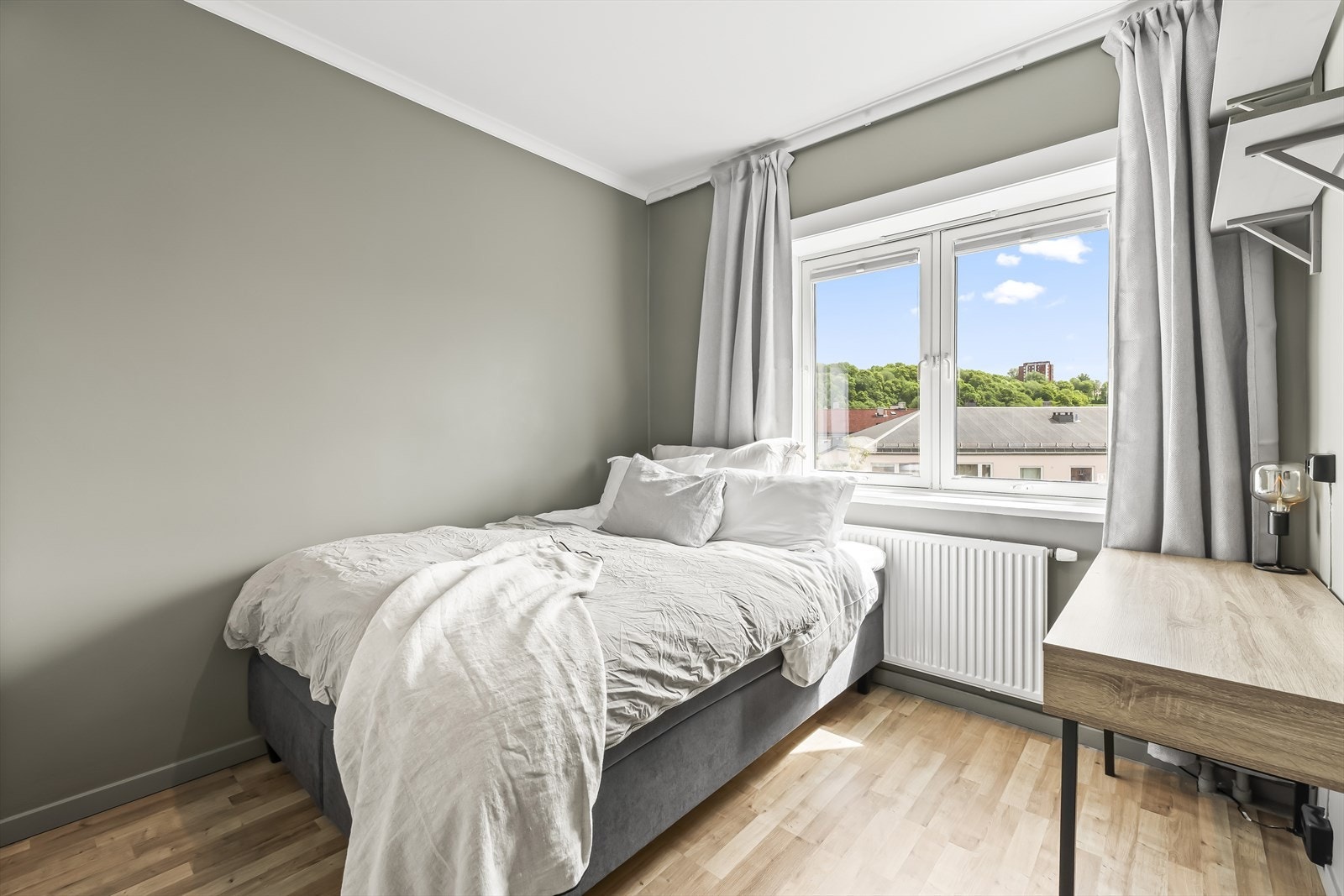 Boligen har et romslig og lyst soverom med god plass til dobbeltseng, nattbord og garderobeløsning. Galleribilde