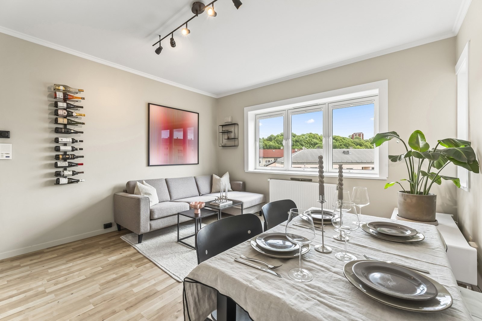 Nikolai Strickland har gleden av å presentere Sars' gate 46. En lys og innbydende 2-roms toppleilighet med sentral beliggenhet og høy trivselsfaktor. Galleribilde