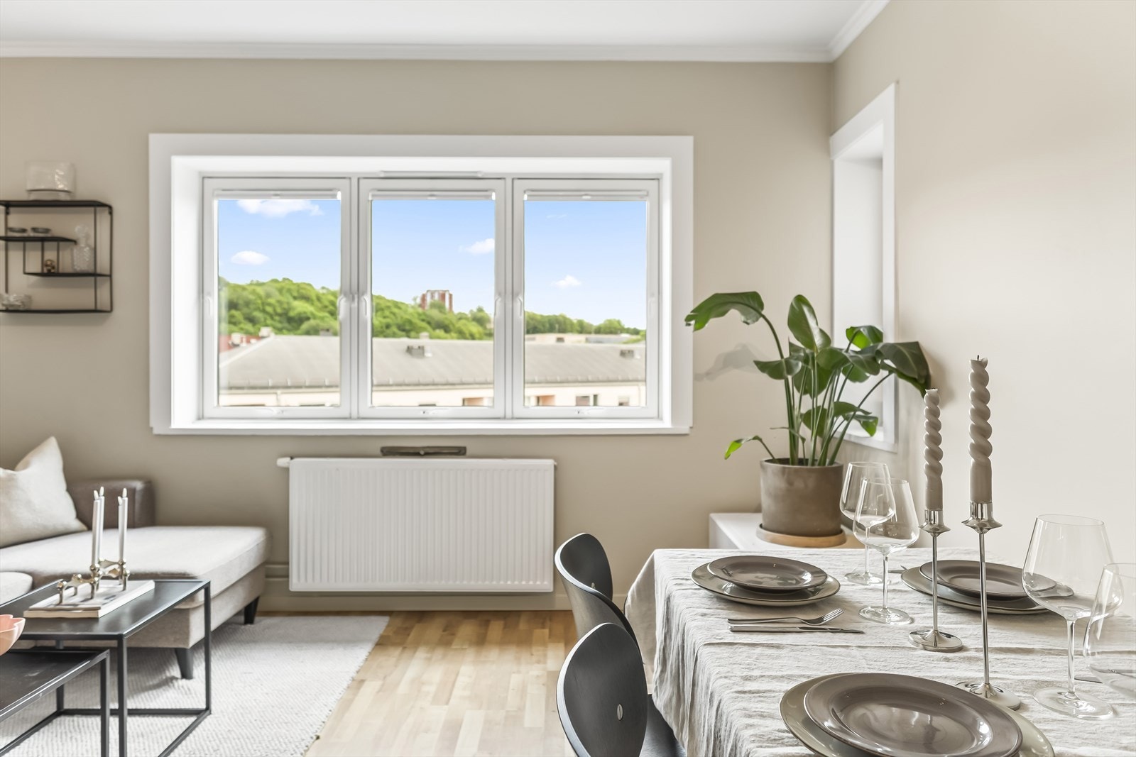 Her er det god planløsning som utnytter hver kvm, samt god takhøyde. Vinduer med tolags isolerglass fra 2018 sørger for god isolasjon og inneklima. Galleribilde