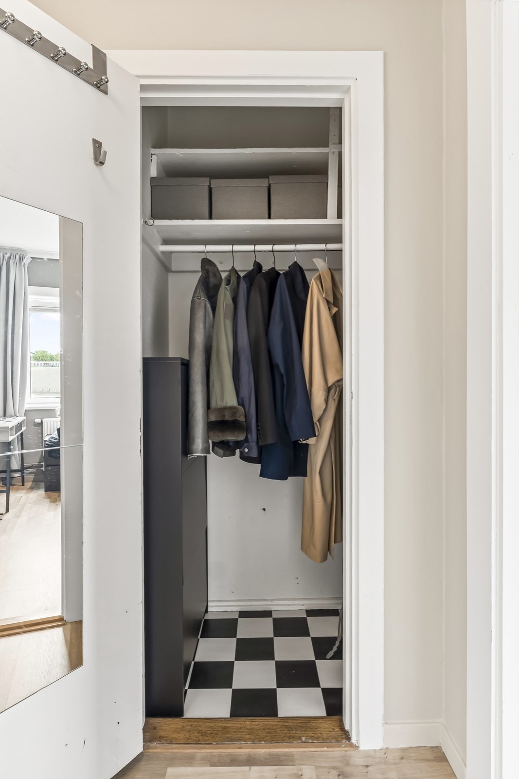 Boligen har en innvendig bod med garderobeløsning med stang og hyller. I tillegg disponerer eier bod på loft merket 564 på ca 3 m² og kjellerbod merket 564 på ca 3 m². Perfekt for lagring av sesongutstyr og sportsutstyr, ute av syne men lett tilgjengelig Galleribilde