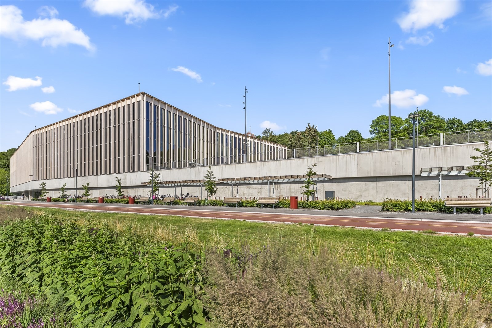 Her finner du 50-meters innendørs svømmebasseng, stupetårn, barnebasseng, varmtvannsbasseng og egen velværeavdeling med badstue. Utendørsbasseng er også tilgjengelig hele året. Tøyenbadet ligger kun en kort spasertur fra boligen. Galleribilde