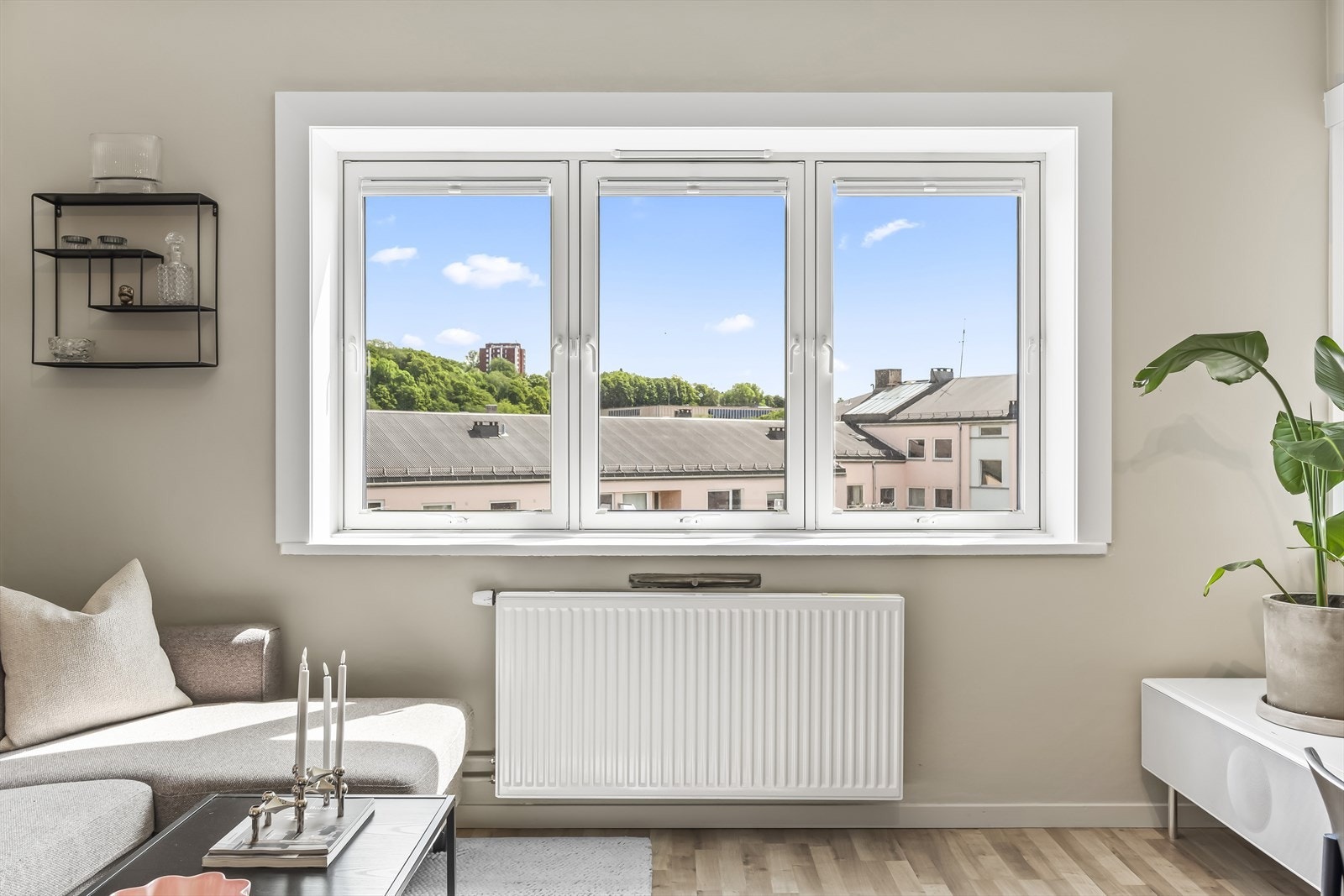 Kabel-tv/bredbånd, varmtvann og fyring er inkludert i felleskostnadene. Galleribilde