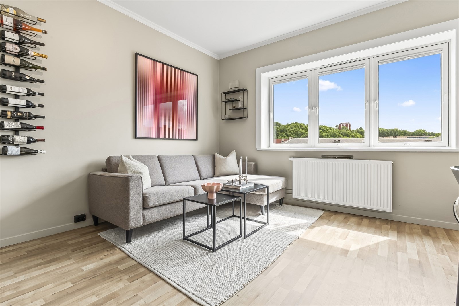 Boligen inkluderer entré, åpen stue-/kjøkkenløsning, soverom, bad og innvendig bod. Boligen disponerer også to eksterne boder. Galleribilde