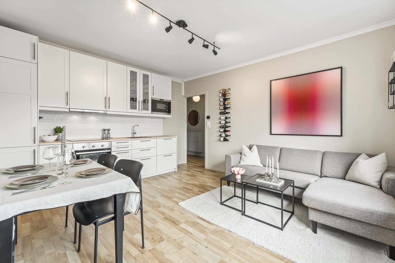 Gulvet er belagt med laminat, og takhøyden i rommet er ca. 2,65 meter. Galleribilde