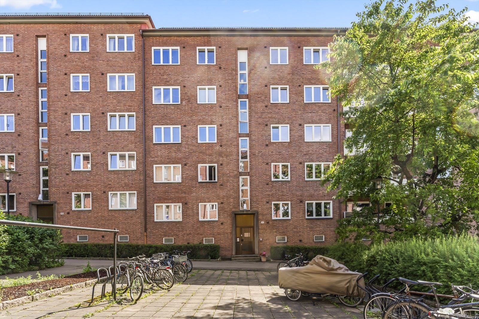 Fasaden sett utenfra. Leiligheten ligger i et meget populært og sentralt boligområdet. Galleribilde