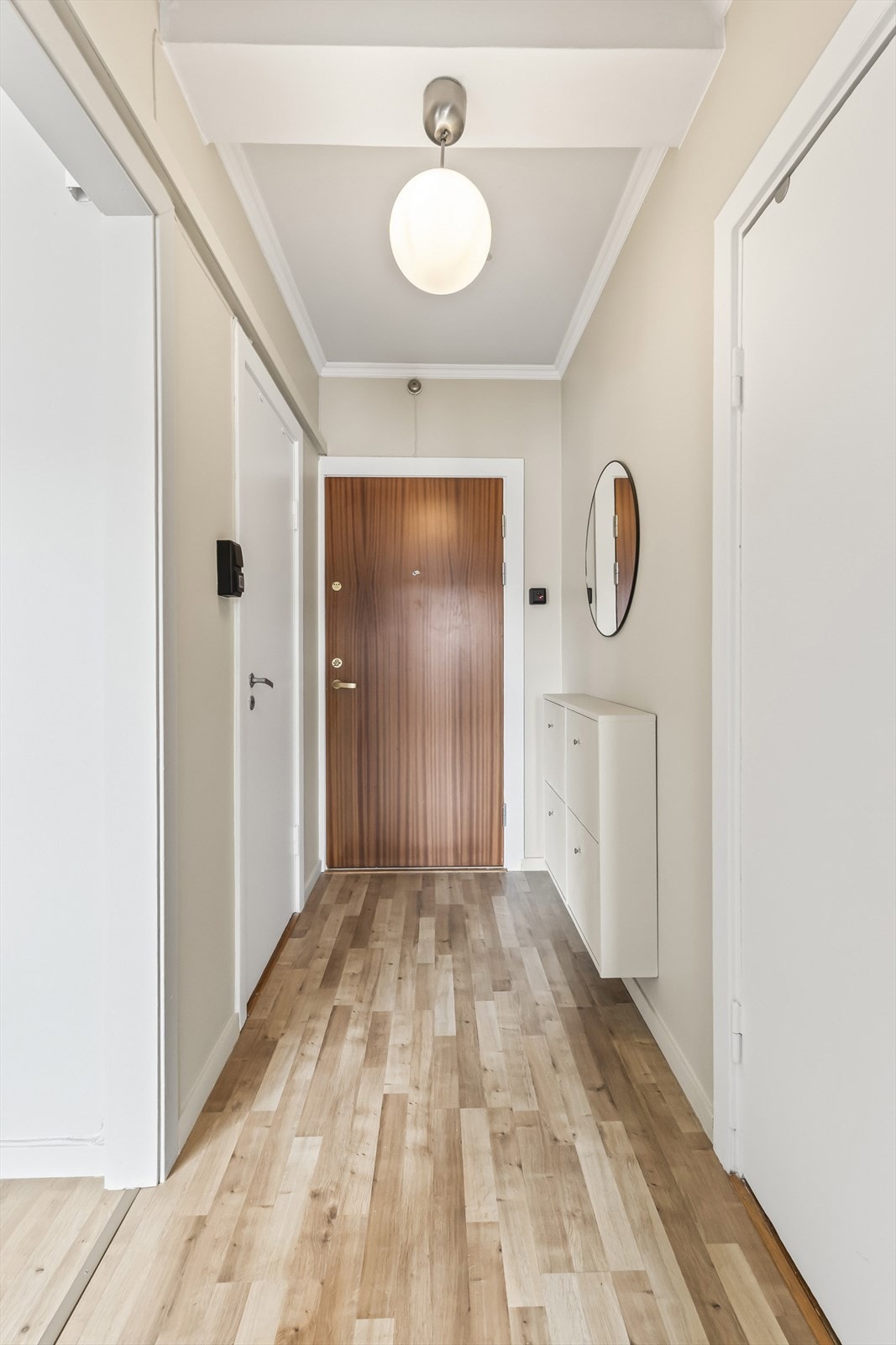 Velkommen inn! Boligen har en innbydende og romslig entré med gode muligheter for praktisk innredning.
Et vegghengt skap er allerede montert og gir ekstra lagringsplass. Galleribilde