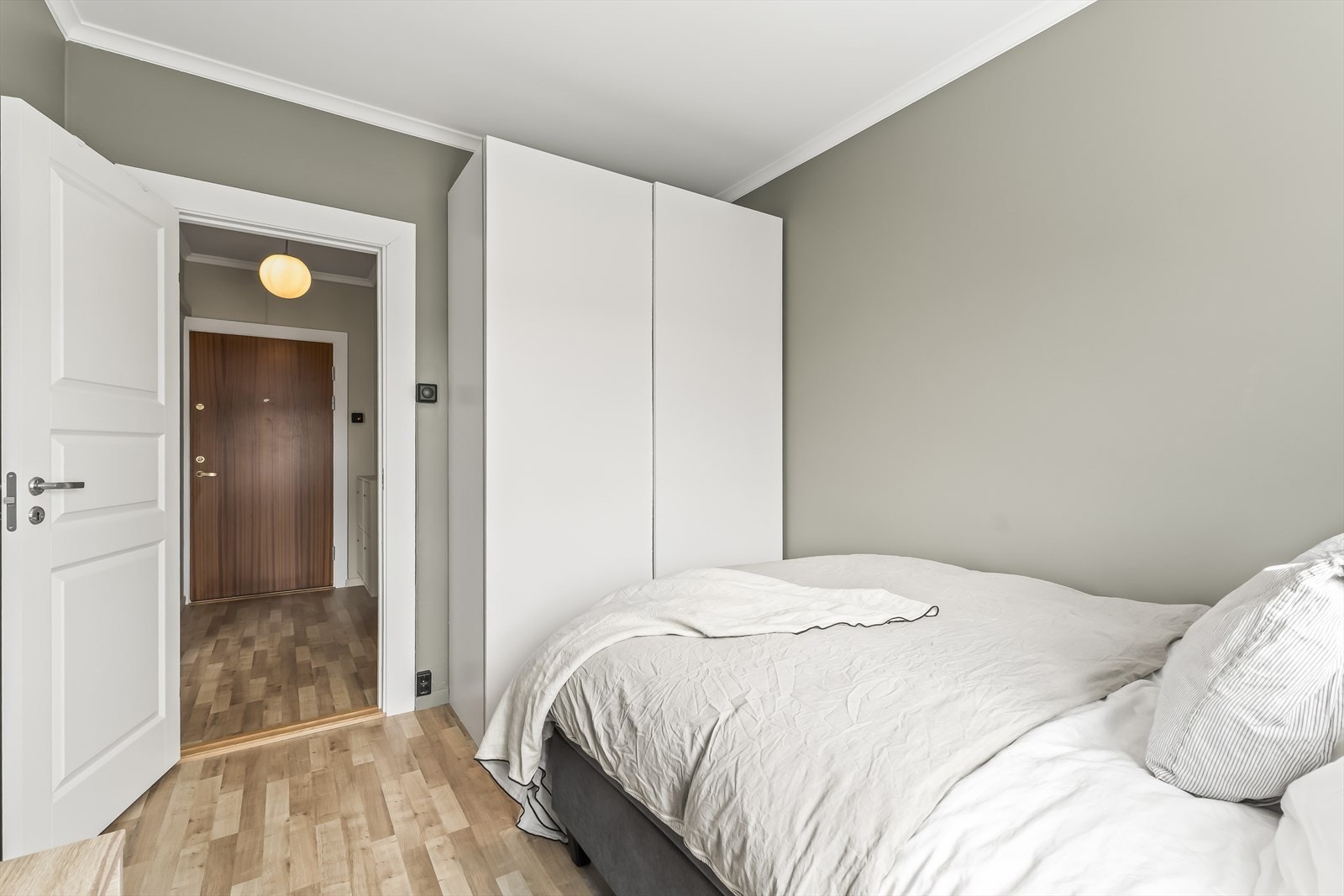 En praktisk skyvedørsgarderobe er satt inn og gir effektiv oppbevaring uten å ta opp unødvendig gulvplass. Galleribilde