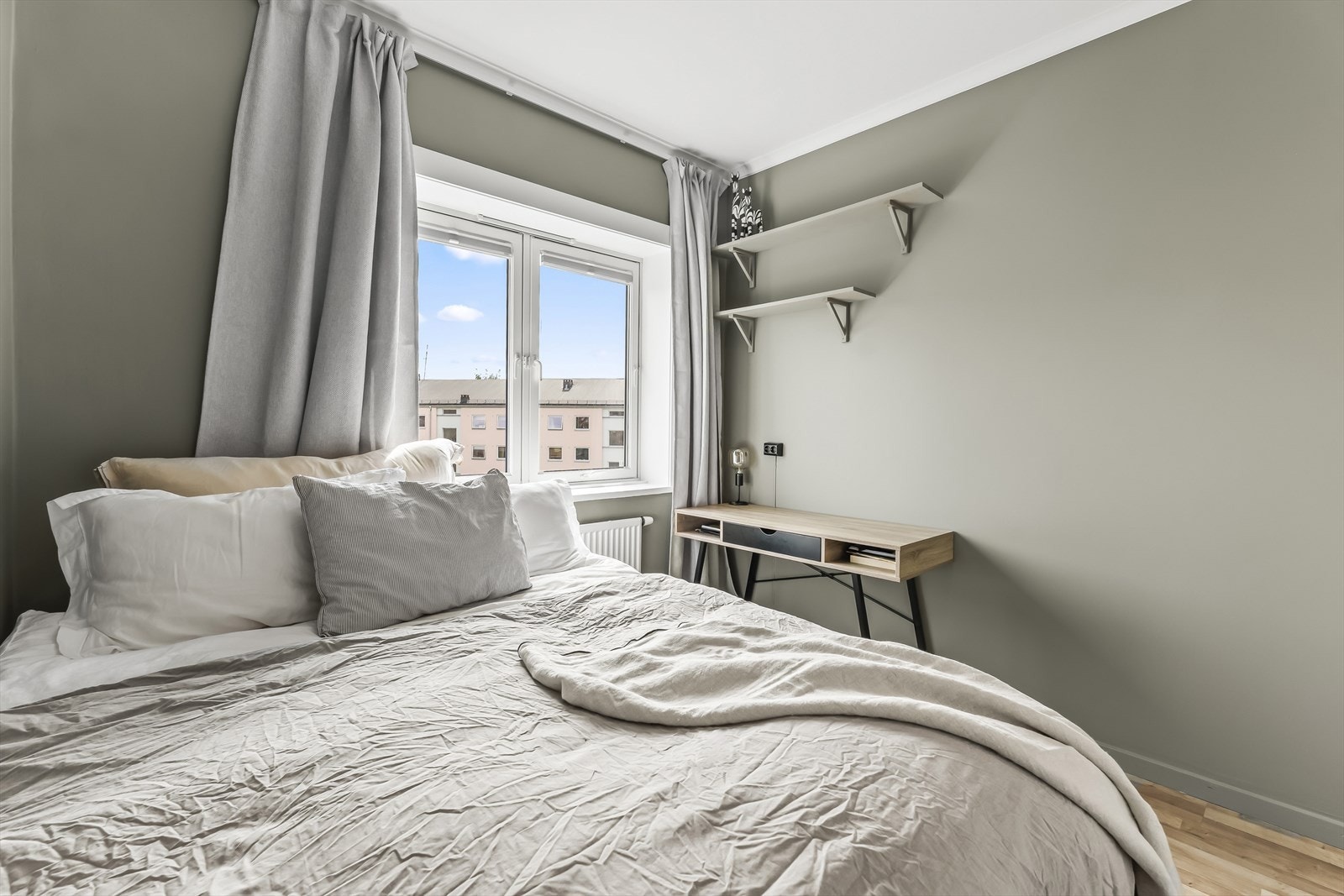 Rommet varmes opp av radiatorer tilknyttet felles varmtvann. Galleribilde